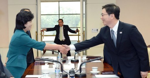 A chefe da delegação norte-coreana Kim Song-Hye (E) cumprimenta o sul-coreano Chun Hae-Sung durante a reunião