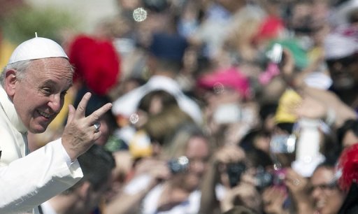 Papa Francisco cumprimenta fiéis na praça São Pedro neste domingo (16)