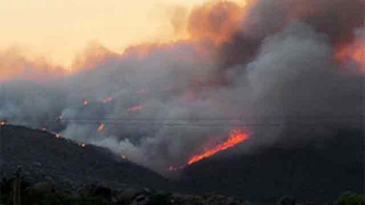 Imagem do canal KPHO-TV mostra o incêndio em Yarnell, Arizona