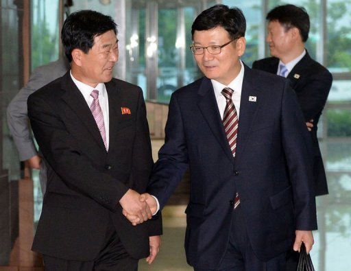 O chefe da delegação da Coreia do Sul , Suh Ho (d), aperta a mão do chefe norte-coreano, Pak Chul-su (e), depois das negociações entre os países na Coreia do Norte