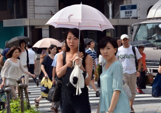Japonesas se protegem do calor em Tóquio