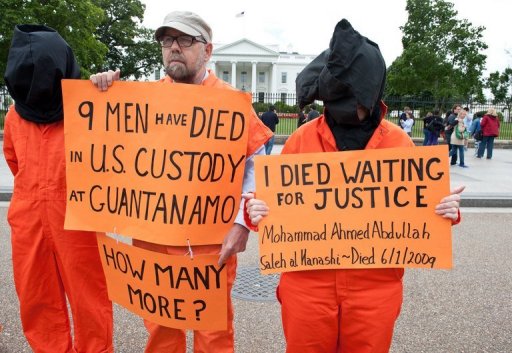Ativistas pedem o fechamento da prisão de Guantánamo em protesto na frente da Casa Branca, em Washington, 24/5/2013