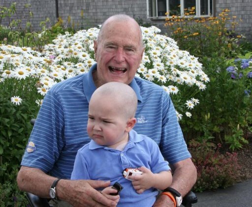 George H. W. Bush posa com Patrick em Kennebunkport, no Maine, em 24/07/2013