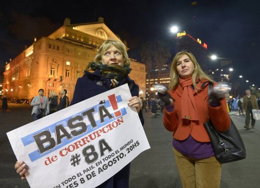 Mulher segura cartaz contra a corrupção durante protestos em Buenos Aires