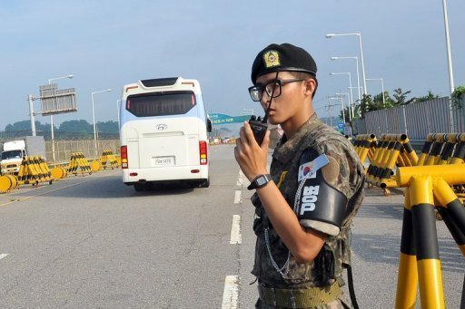 Um ônibus transportando a delegação sul-coreana passa por um posto de controle militar em Paju, na Coreia do Sul