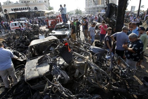 Libaneses se reúnem nas proximidades de local atingido por explosão em Trípoli, 23 de agosto de 2013