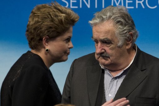 Dilma Rousseff cumprimenta o uruguaio José Mujica no início da cúpula do Mercosul em 12 de julho de 2013