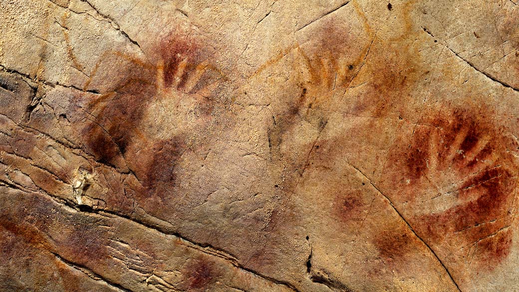 Pinturas de estêncil da mão que foram datadas de mais de 37.300 anos atrás