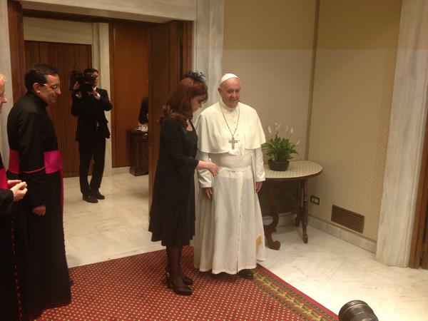 Cristina Kirchner pede "la manito" ao papa Francisco no Vaticano