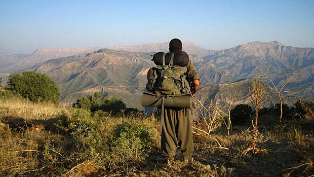 Militante do PKK em montanha na Turquia próxima à fronteira com o Iraque