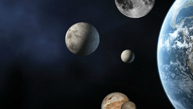 Concepção artística compara o tamanho dos mais conhecidos planetas anões com a Terra (azul, à direita) e a Lua (no topo): Eris (esquerda), Ceres (direita) e Plutão com sua lua (embaixo)