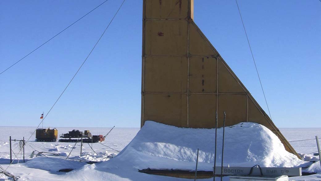Base da plataforma de perfuração utilizada pela equipe de pesquisa russa no lago Vostok, Antártida