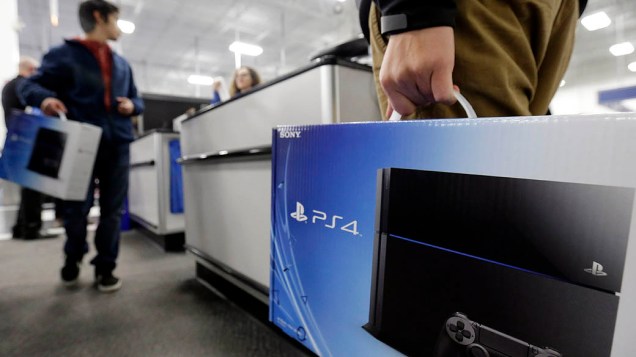 O PlayStation 4 finalmente chegou ao mercado nesta sexta-feira (15). O console foi oficialmente lançado nos EUA