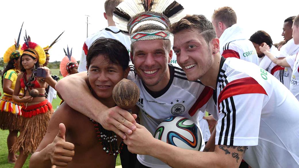 Podolski e Ozil, da Alemanha, com índios na Bahia