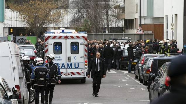 Policiais e paramédicos no local do atentado ao "Charlie Hebdo"