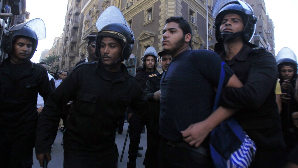 Policiais egípcios prendem manifestante no centro da cidade do Cairo