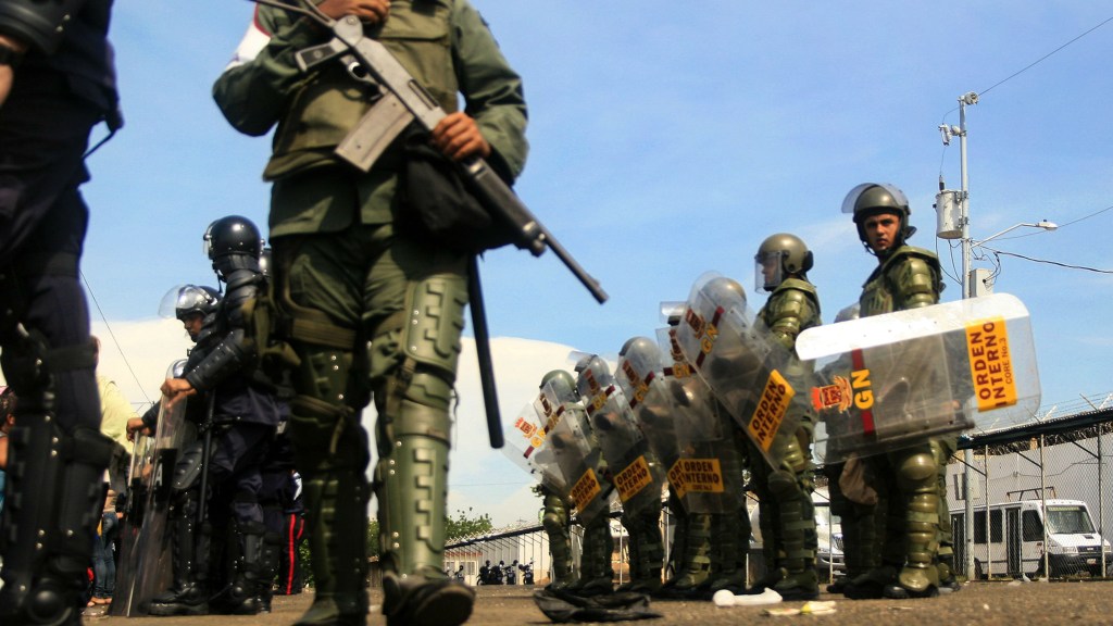 Policiais venezuelanos participam de operação para desativar penitenciária em Maracaibo