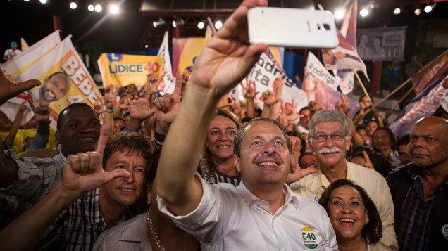 Eduardo Campos (PSB) faz uma selfie durante campanha no encontro com a juventude no Pelourinho, em Salvador