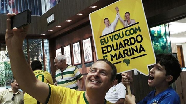 Eduardo Campos (PSB) faz uma selfie