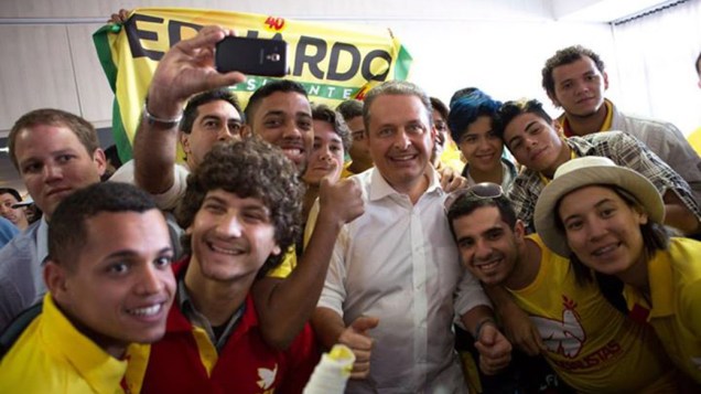Eduardo Campos (PSB) posa pra uma selfie