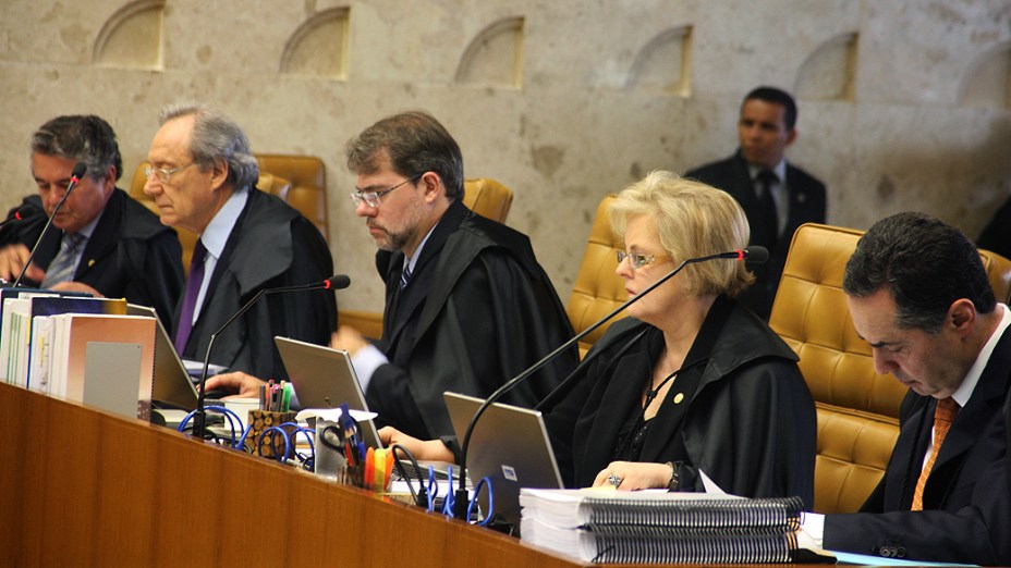 Os ministros do Supremo Tribunal Federal (STF), durante análise dos recursos apresentados pelas defesas dos 25 réus condenados pela corte, os chamados embargos, nesta quinta-feira (15)