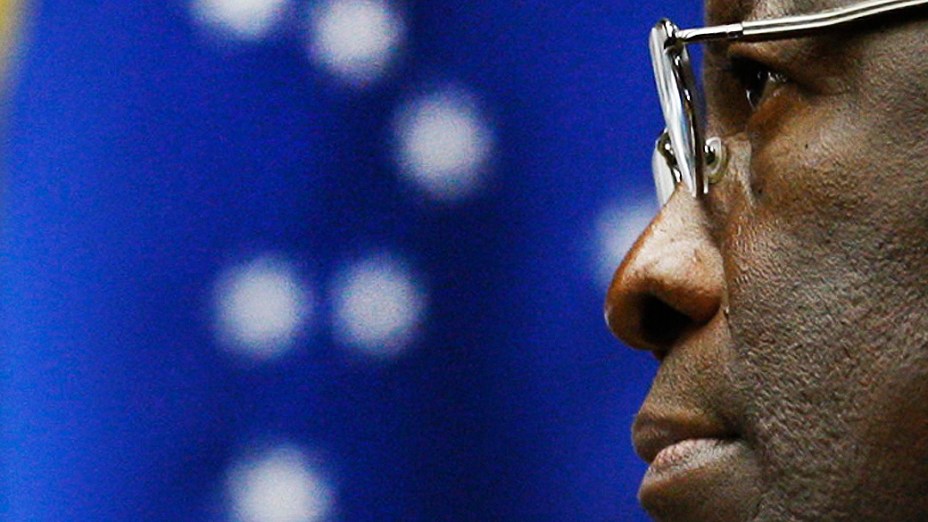 O presidente do Supremo Tribunal Federal (STF), ministro Joaquim Barbosa, durante análise dos recursos apresentados pelas defesas dos 25 réus condenados pela corte, os chamados embargos, nesta quinta-feira (15)