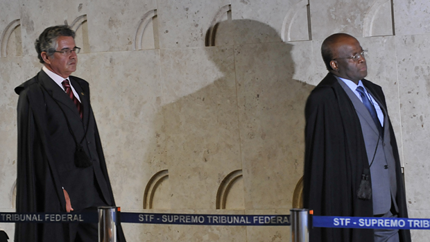 O ministro Marco Aurélio Mello e o presidente da Corte e relator do processo, ministro Joaquim Barbosa, em 14/08/2013