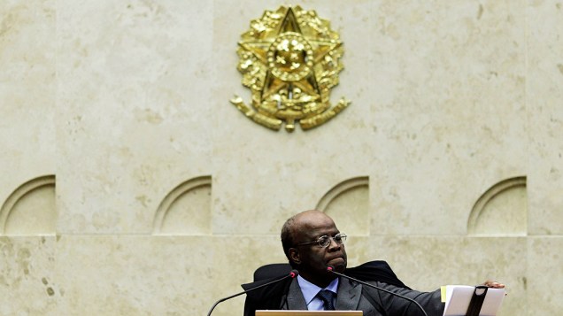 O presidente do Supremo Tribunal Federal (STF), ministro Joaquim Barbosa, durante análise dos recursos apresentados pelas defesas dos 25 réus condenados pela corte, os chamados embargos