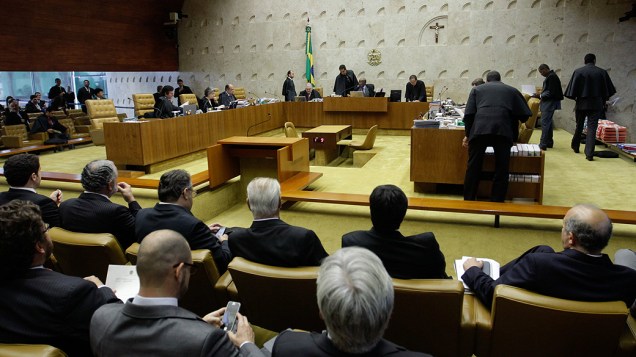  Os ministros do Supremo Tribunal Federal (STF), durante análise dos recursos apresentados pelas defesas dos 25 réus condenados pela corte, os chamados embargos