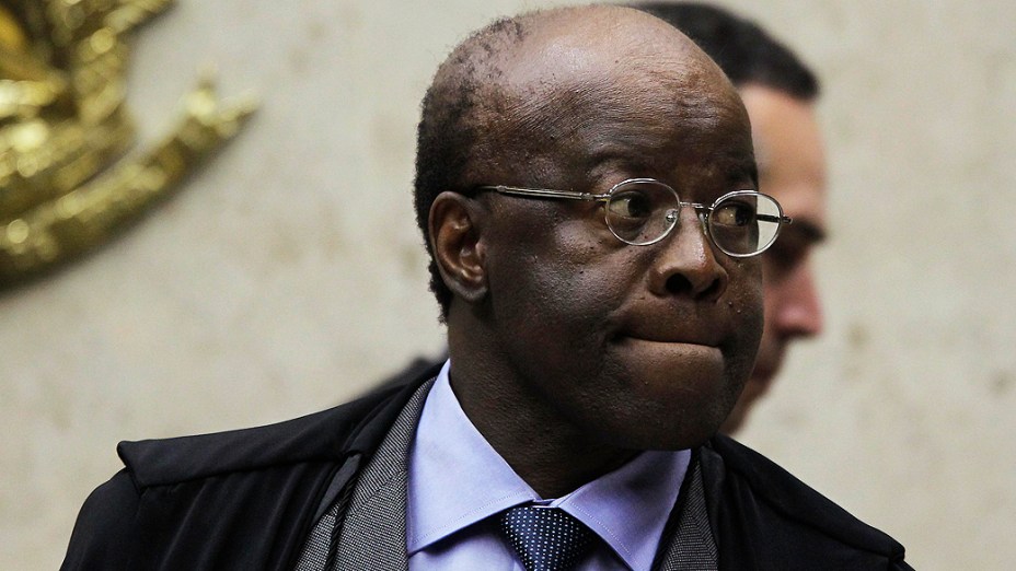 O presidente do Supremo Tribunal Federal (STF), ministro Joaquim Barbosa, durante análise dos recursos apresentados pelas defesas dos 25 réus condenados pela corte, os chamados embargos