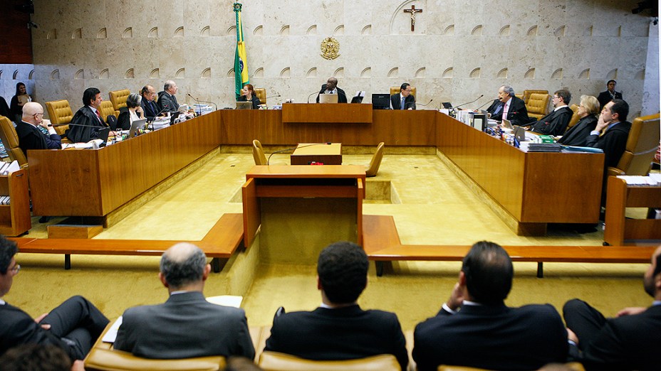 Os ministros do Supremo Tribunal Federal (STF), durante análise dos recursos apresentados pelas defesas dos 25 réus condenados pela corte, os chamados embargos, nesta quarta-feira (21)
