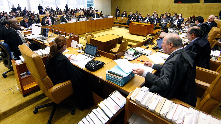 Os ministros do Supremo Tribunal Federal (STF), durante análise dos recursos apresentados pelas defesas dos 25 réus condenados pela corte, os chamados embargos, nesta quarta-feira (21)