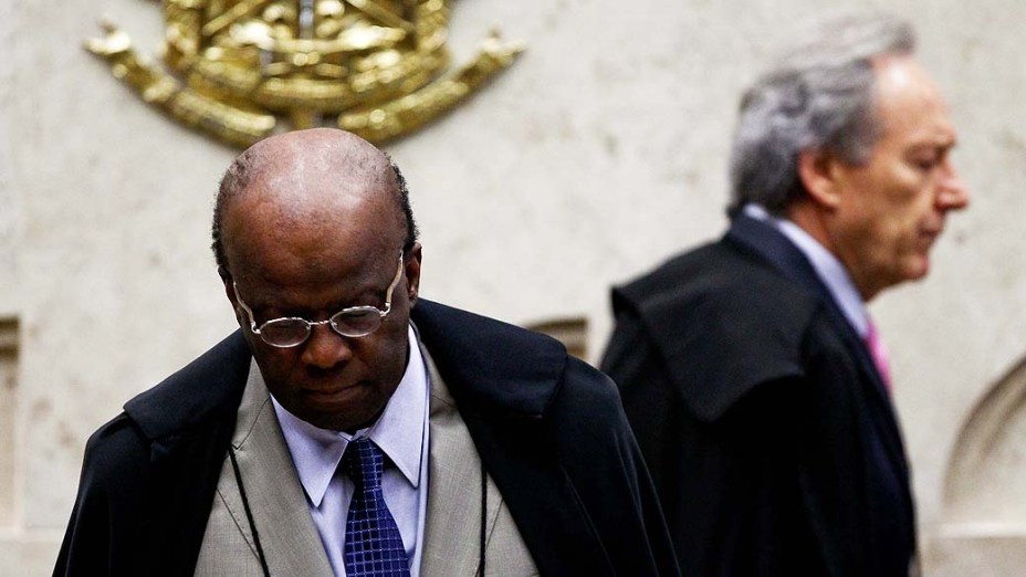 O presidente do Supremo Tribunal Federal (STF), ministro Joaquim Barbosa, durante análise dos recursos apresentados pelas defesas dos 25 réus condenados pela corte, os chamados embargos, nesta quarta-feira (21)