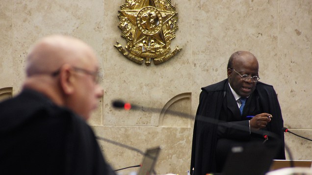 O presidente do Supremo Tribunal Federal (STF), ministro Joaquim Barbosa, durante análise dos recursos apresentados pelas defesas dos 25 réus condenados pela corte, os chamados embargos, nesta quinta-feira (22)