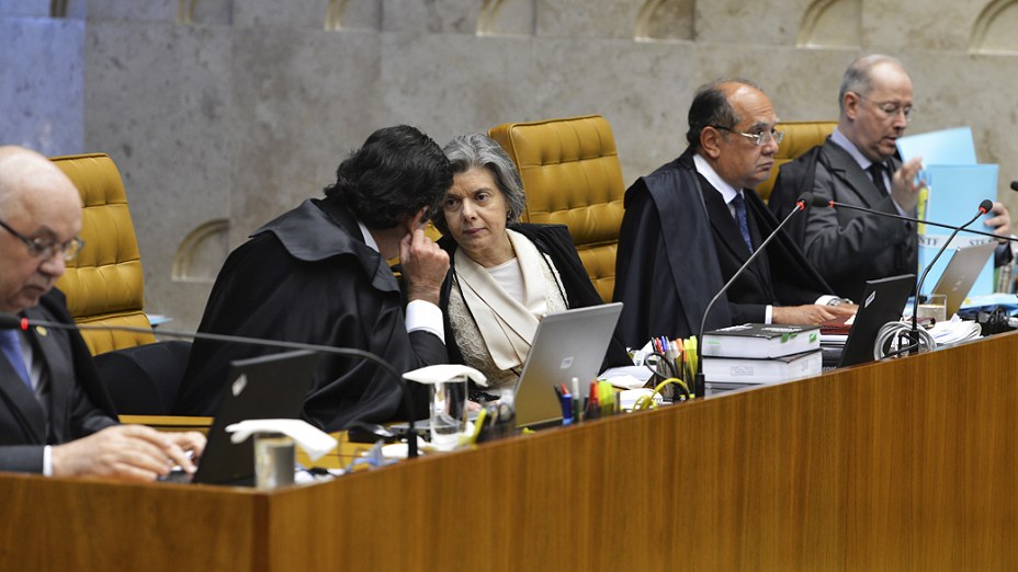 Os ministros do Supremo Tribunal Federal (STF), durante análise dos recursos apresentados pelas defesas dos 25 réus condenados pela corte, os chamados embargos, nesta quarta-feira (28)