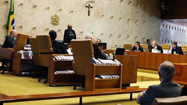 Os ministros do Supremo Tribunal Federal (STF), durante análise dos recursos apresentados pelas defesas dos 25 réus condenados pela corte, os chamados embargos, nesta quarta-feira (11)