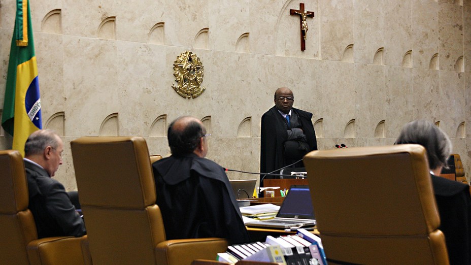 Os ministros do Supremo Tribunal Federal (STF), durante análise dos recursos apresentados pelas defesas dos 25 réus condenados pela corte, os chamados embargos, nesta quinta-feira (12)