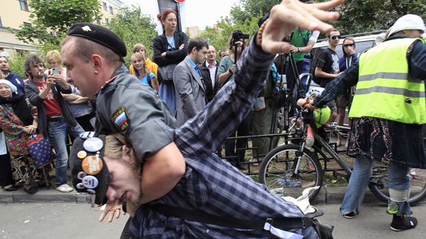 Manifestante em prol da banda Pussy Riot é preso na Rússia