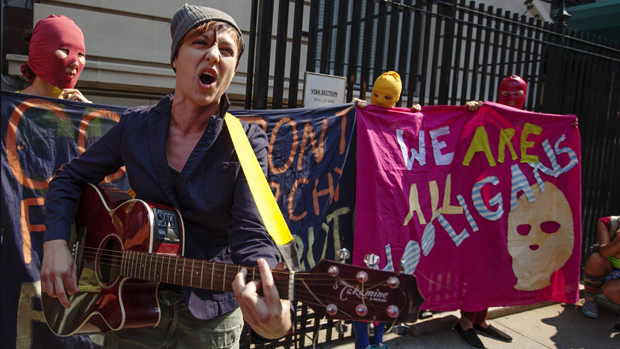 Manifestação em frente à embaixada da Rússia, nos Estados Unidos