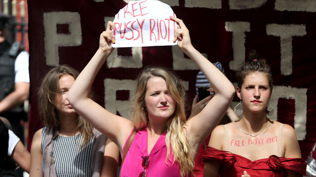 Britânicas durante protesto em prol da banda russa Pussy Riot, na Inglaterra