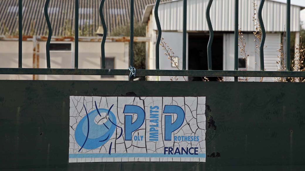 Entrada bloqueada da empresa francesa "Poly Implant Prothese" (PIP) perto de Toulon, França
