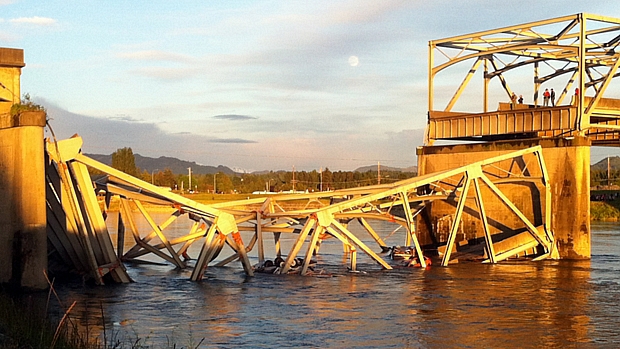 Ponte localizada entre Seattle e Vancouver desaba nos Estados Unidos