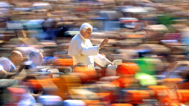 Papa Bento XVI, acena para pessoas na praça de São Pedro, no Vaticano