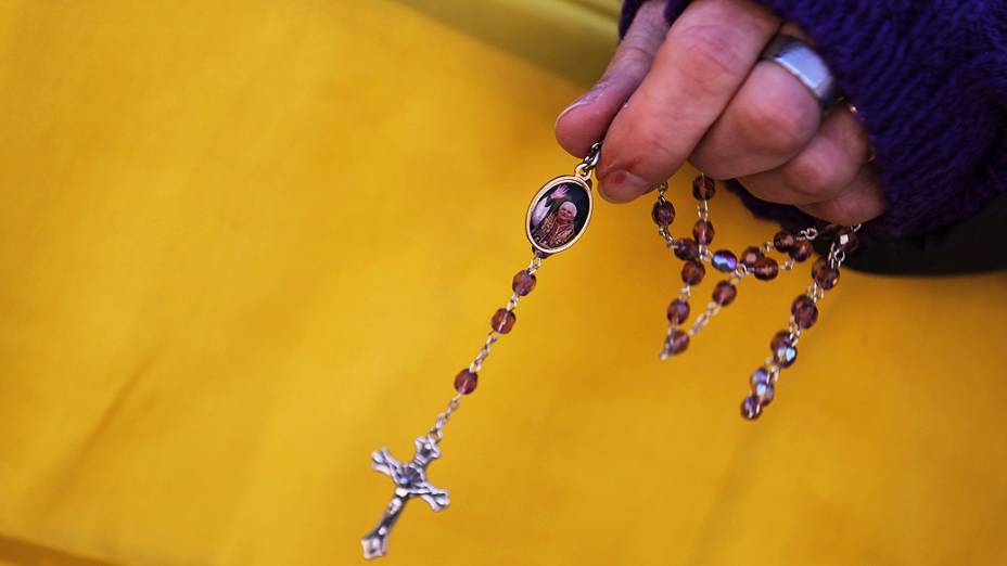 Fiéis aguardam última audiência geral do Papa Bento XVI na praça de São Pedro, no Vaticano