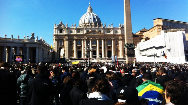 Fiéis aguardam última audiência geral do Papa Bento XVI na praça de São Pedro, no Vaticano