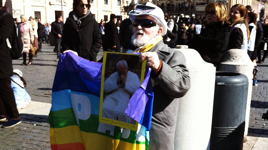 Fiéis aguardam última audiência geral do Papa Bento XVI na praça de São Pedro, no Vaticano