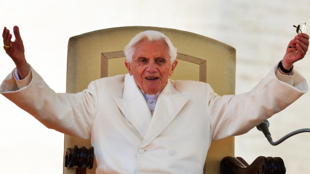 Bento XVI acena para fiéis reunidos na praça de São Pedro, no Vaticano