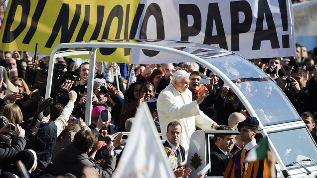 Papa Bento XVI chega para a última audiência geral na praça de São Pedro, no Vaticano