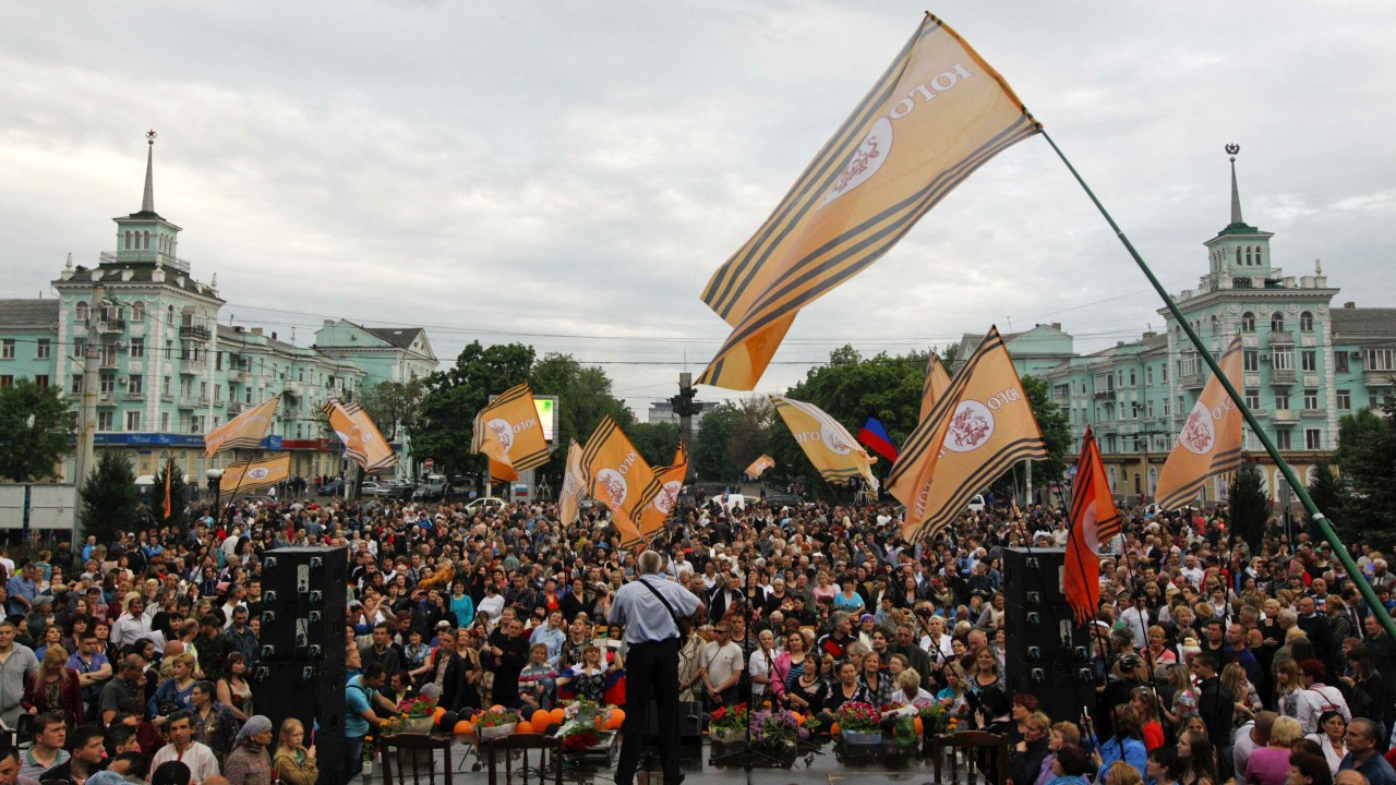 População de Lugansk vai às ruas para comemorar resultado de referendos organizados por separatistas russos