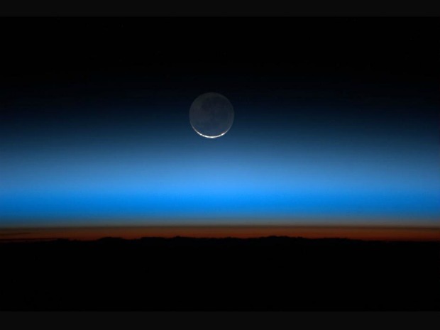 “Temos poentes simultâneos do Sol e da Lua”, diz o astronauta Ron Garan ao explicar a imagem tirada da Estação Espacial Internacional